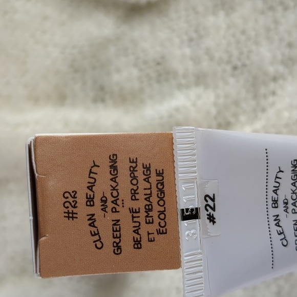 theBalm Cosmetics Anne T. Dotes Liquid Concealer in #22 Light to Medium, 9g/0.32 - Picture 6 of 11